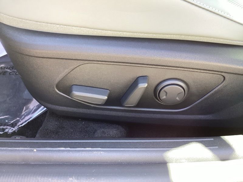 New 2025 Hyundai Elantra Limited image 24