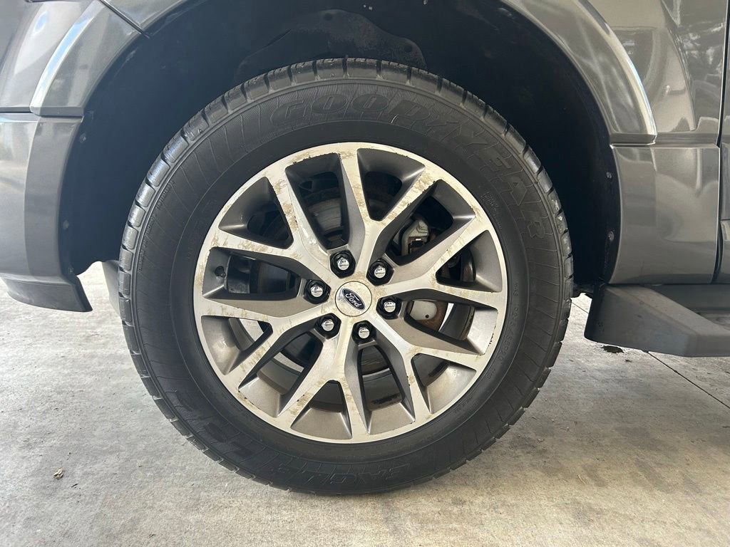 Used 2017 Ford Expedition XLT w/ Equipment Group 202A RWD image 5