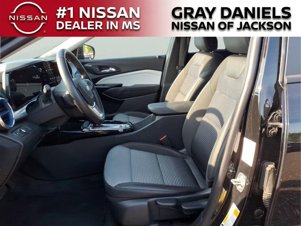 Used 2025 Chevrolet Trax LT w/ LT Convenience Package FWD image 23