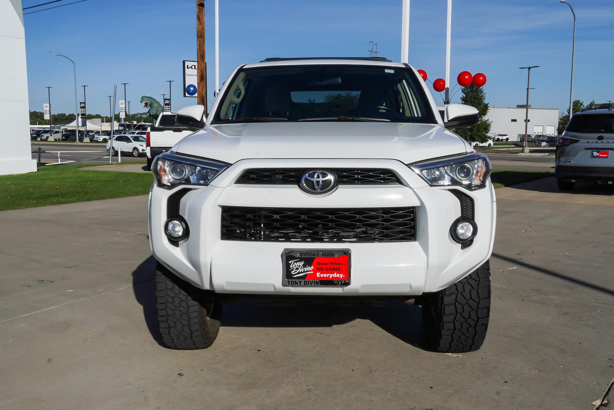 Used 2018 Toyota 4Runner SR5 AWD/4WD image 3