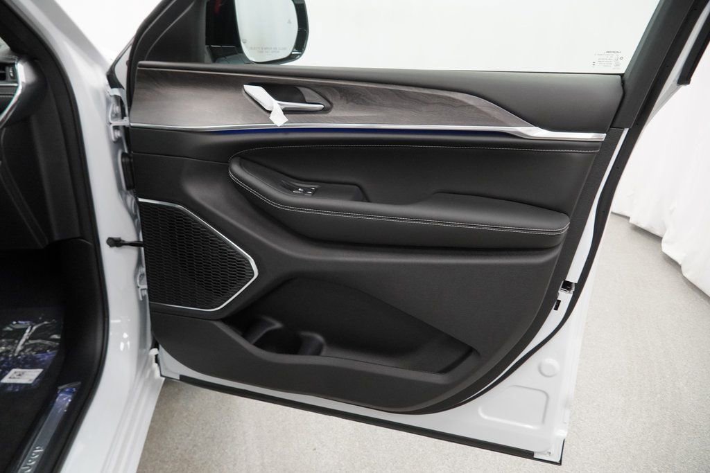 New 2025 Jeep Grand Cherokee L Overland image 33