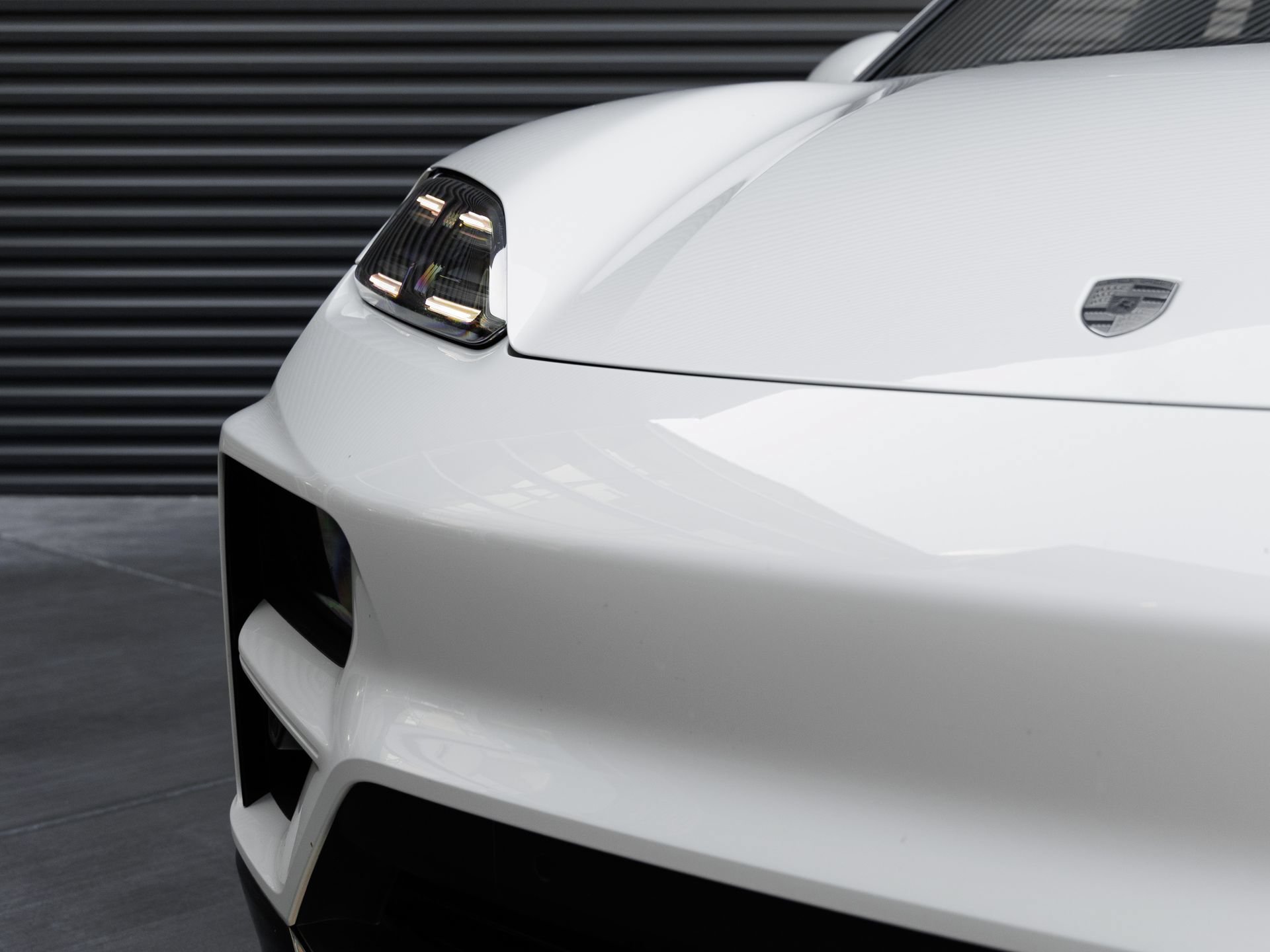Certified 2025 Porsche Macan Turbo Electric AWD/4WD image 37