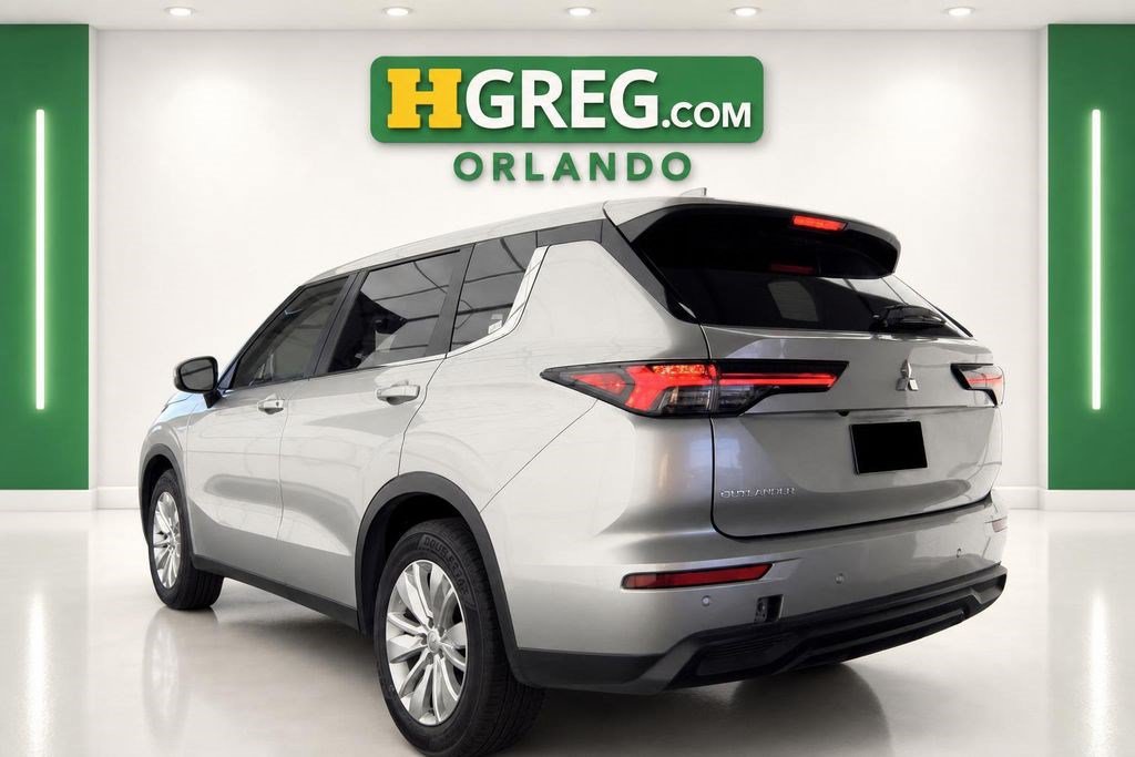 Used 2025 Mitsubishi Outlander ES FWD image 2
