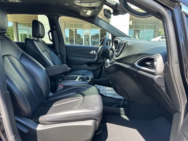 Used 2025 Chrysler Pacifica Select FWD image 45
