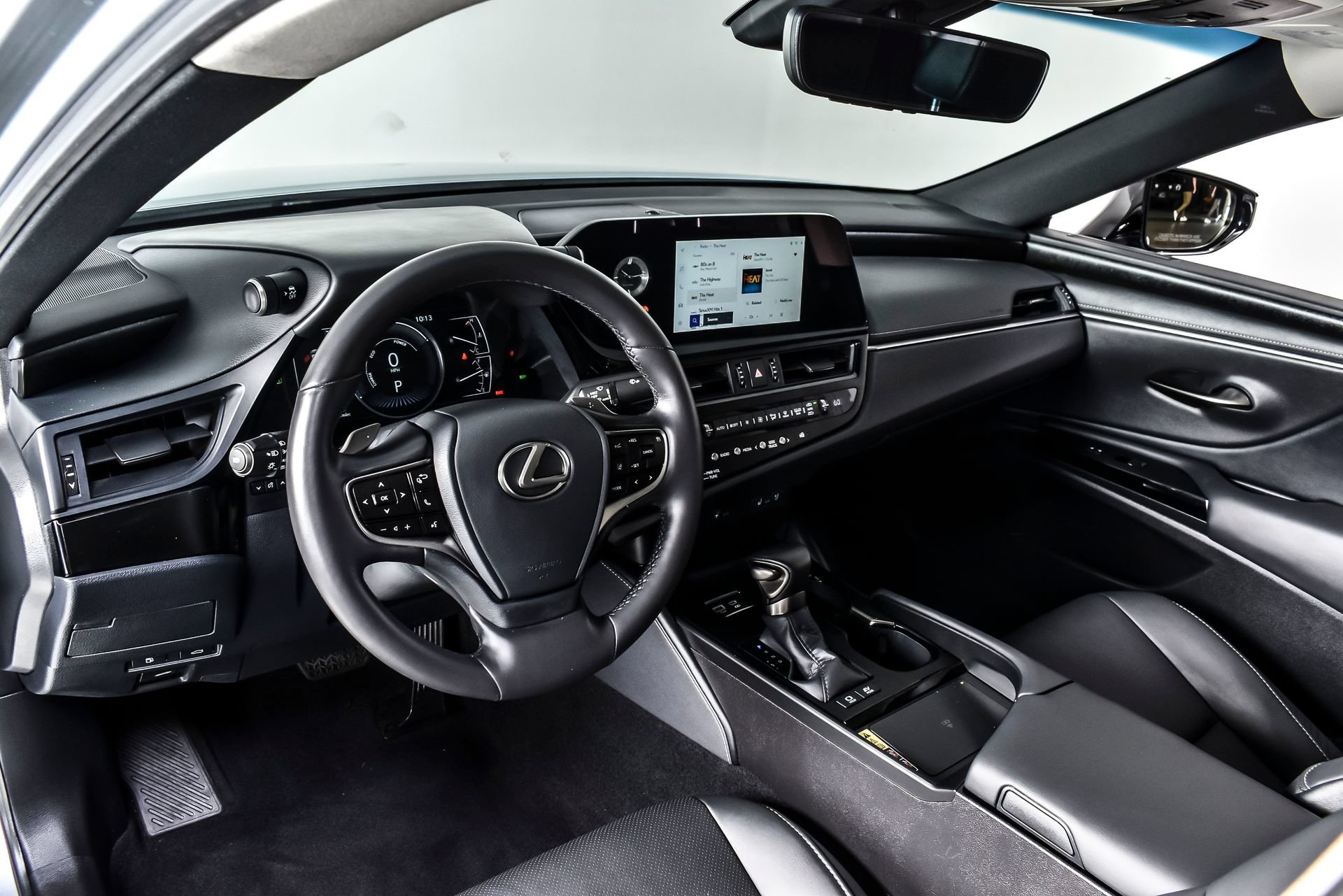 Used 2025 Lexus ES 300h w/ Premium Package FWD image 17
