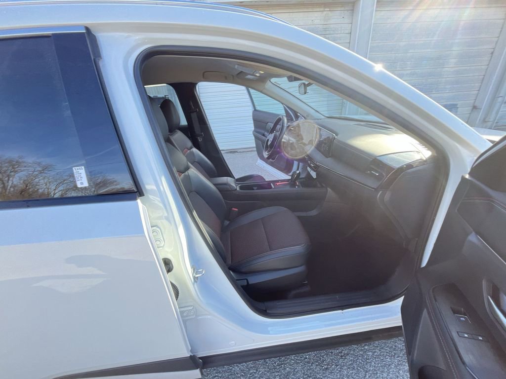 Used 2025 Nissan Kicks SR image 23