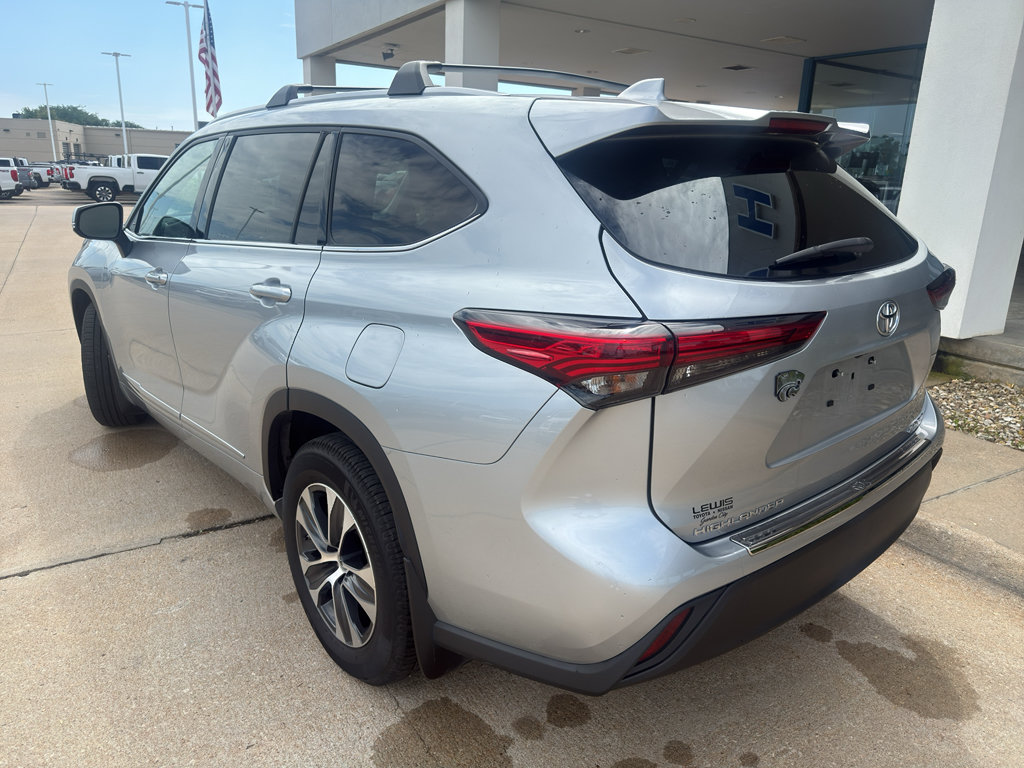 Used 2022 Toyota Highlander XLE AWD/4WD image 8
