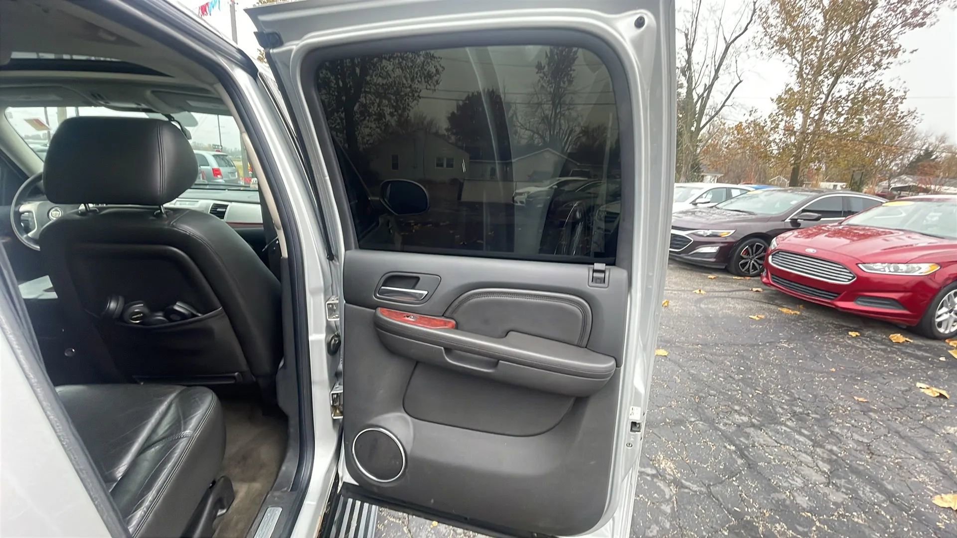 Used 2011 Cadillac Escalade EXT Premium image 24