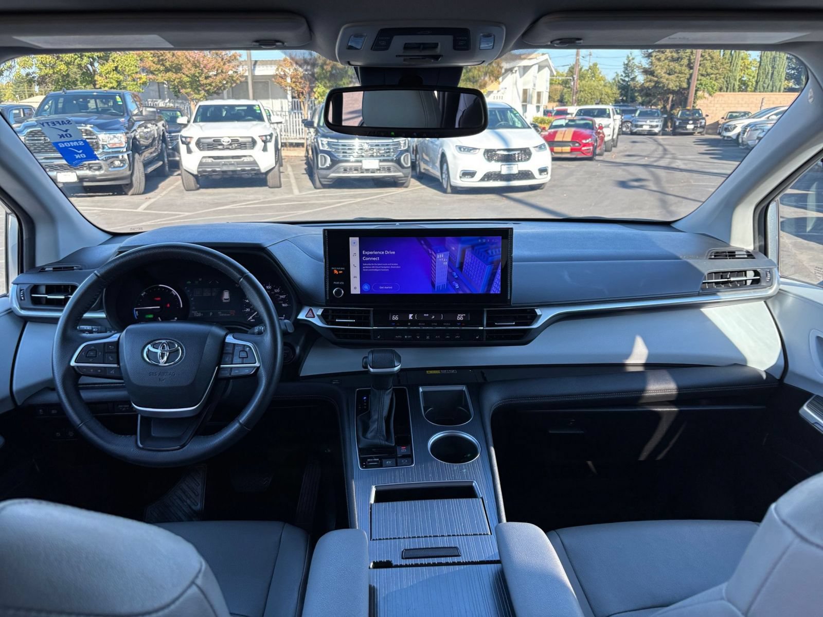 Used 2025 Toyota Sienna XLE FWD image 36
