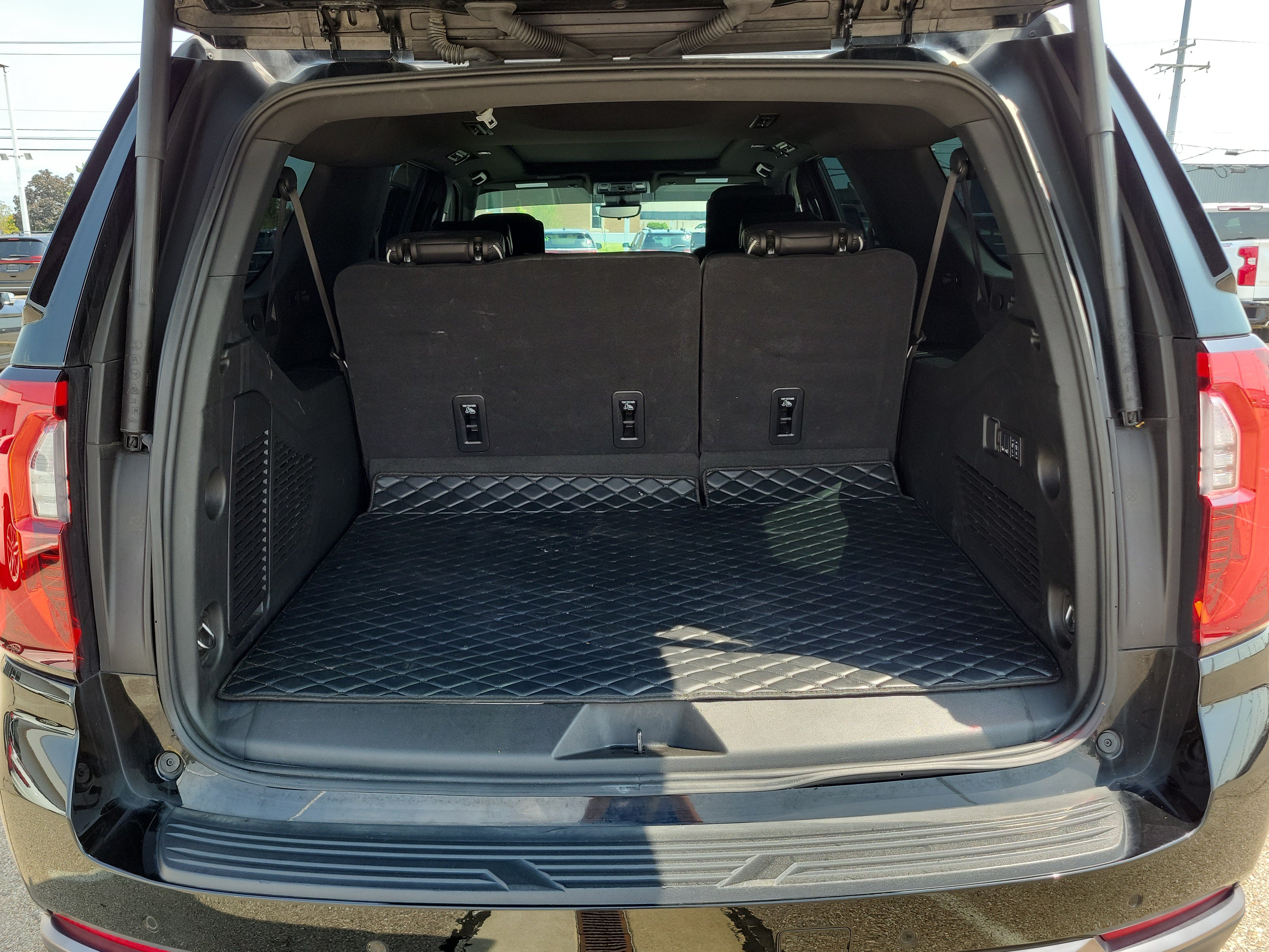 Used 2025 GMC Yukon XL AT4 Ultimate AWD/4WD image 7