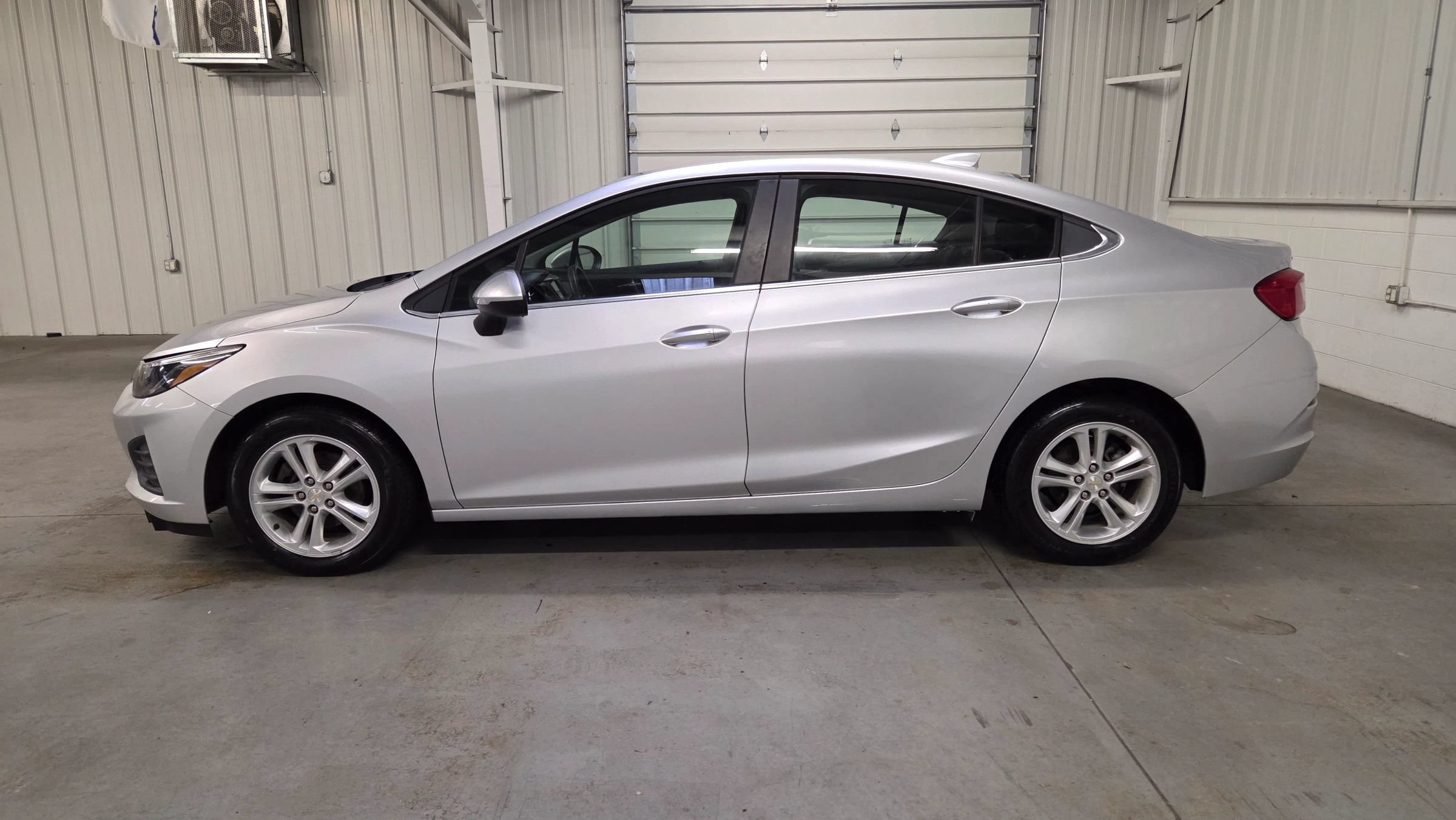 Used 2019 Chevrolet Cruze LT w/ Convenience Package FWD image 3