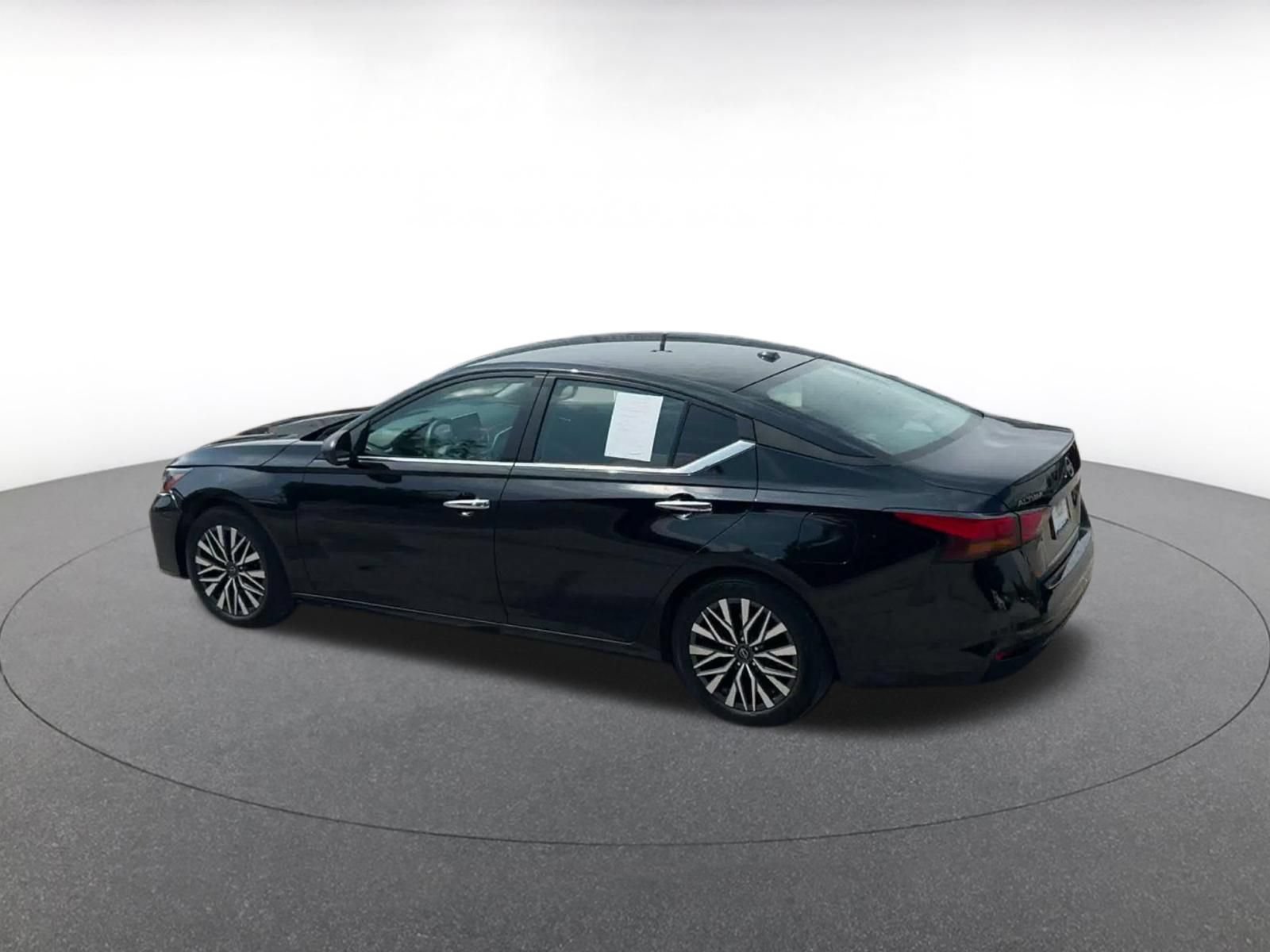 Used 2025 Nissan Altima 2.5 SV FWD image 8