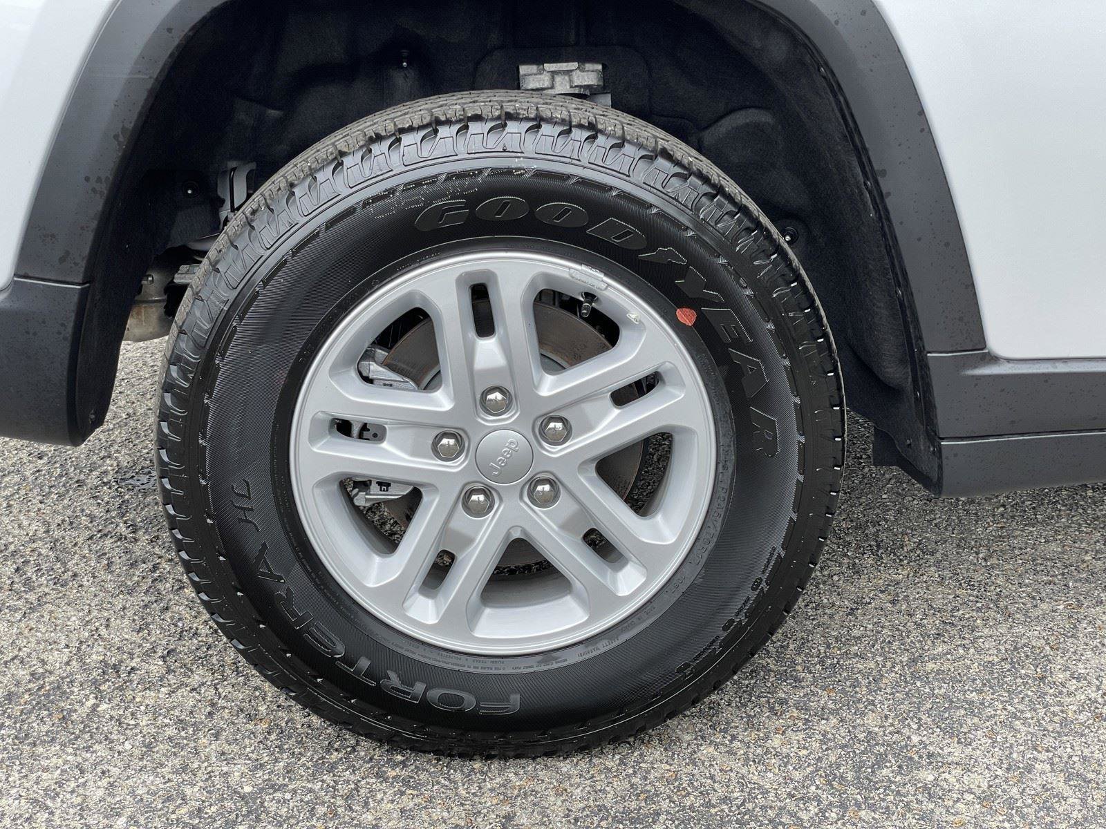 Used 2025 Jeep Grand Cherokee Laredo AWD/4WD image 50