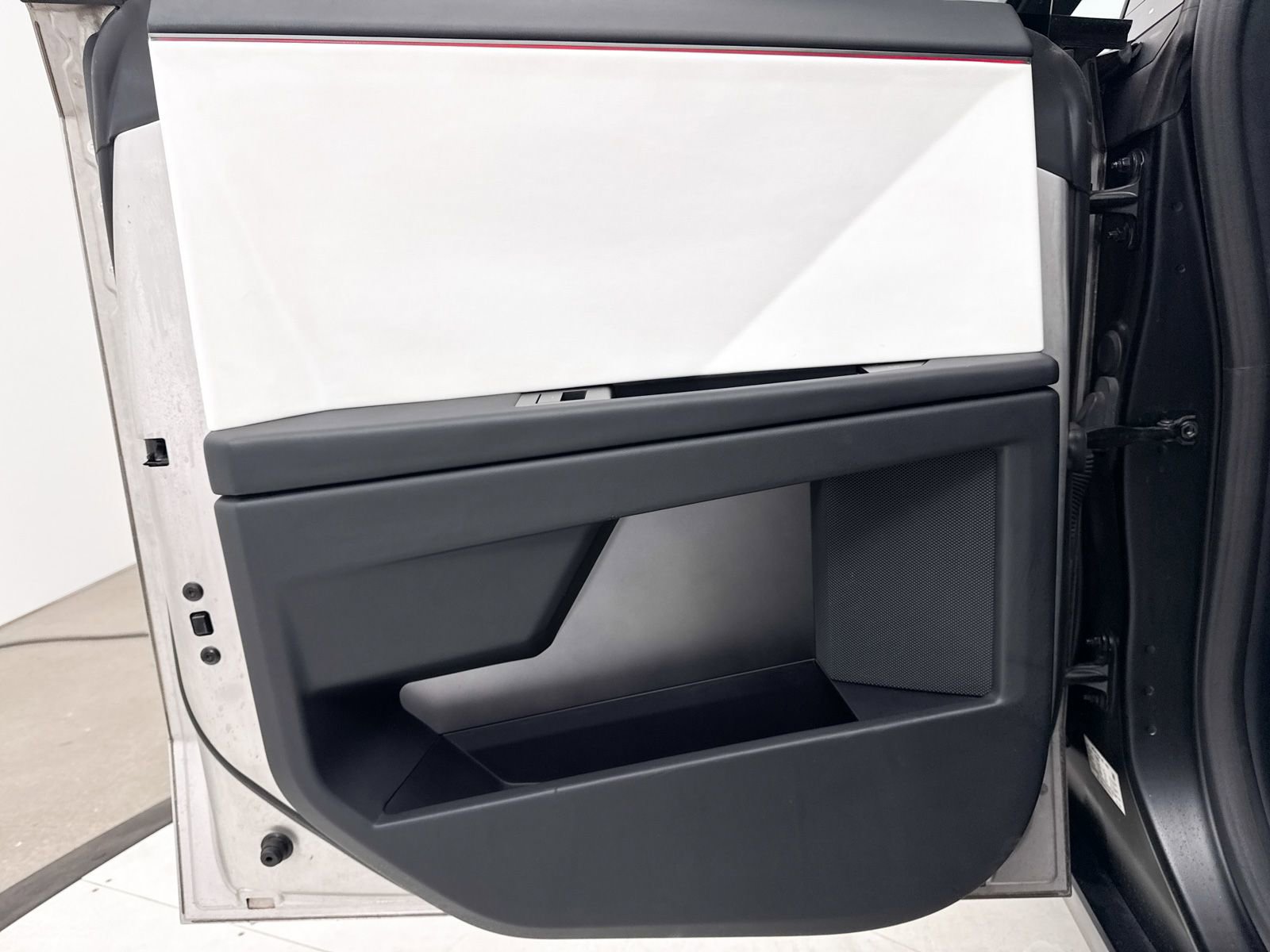 Used 2024 Tesla Cybertruck AWD Crew Cab image 39