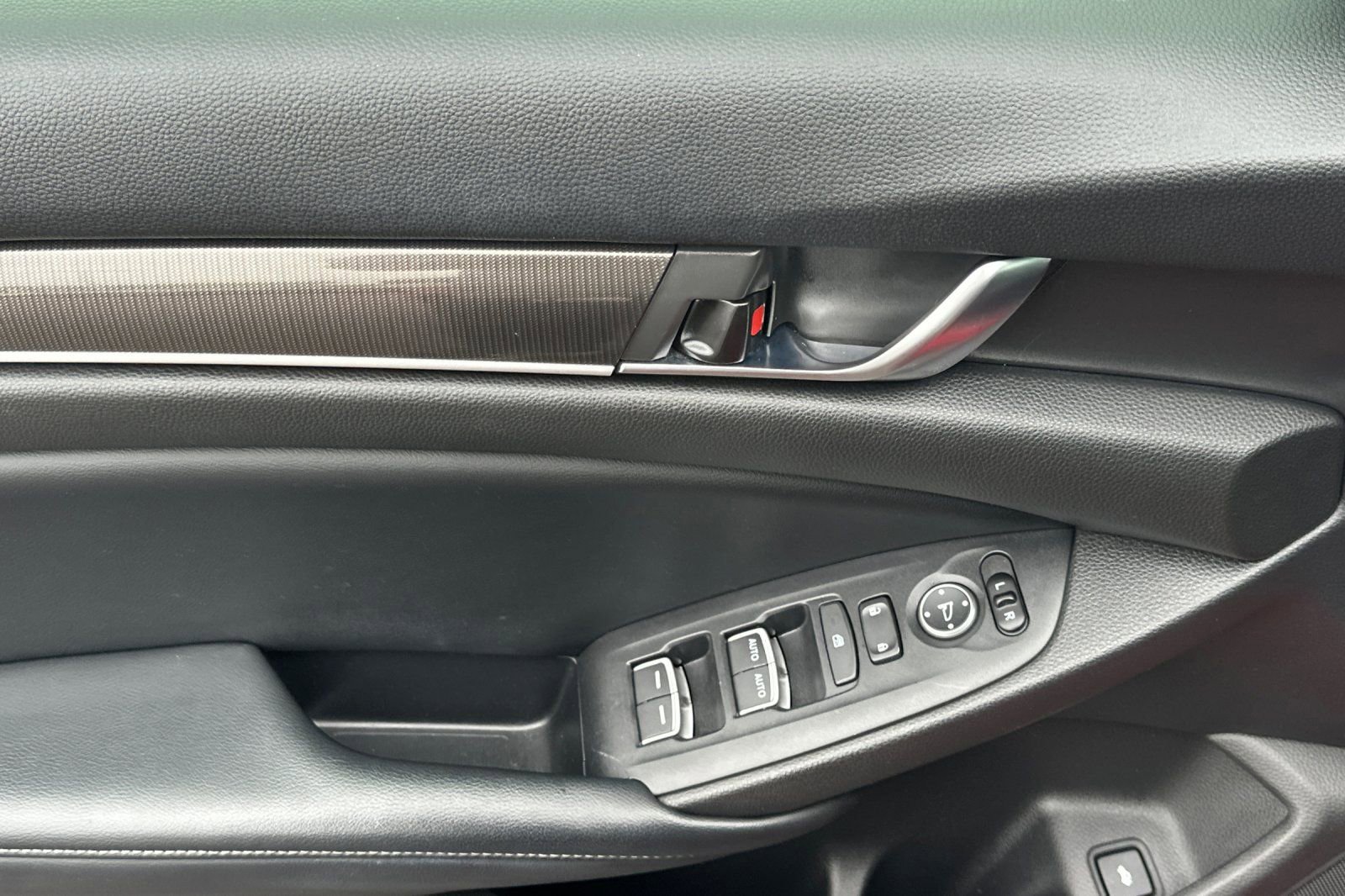 Used 2018 Honda Accord Sport image 11