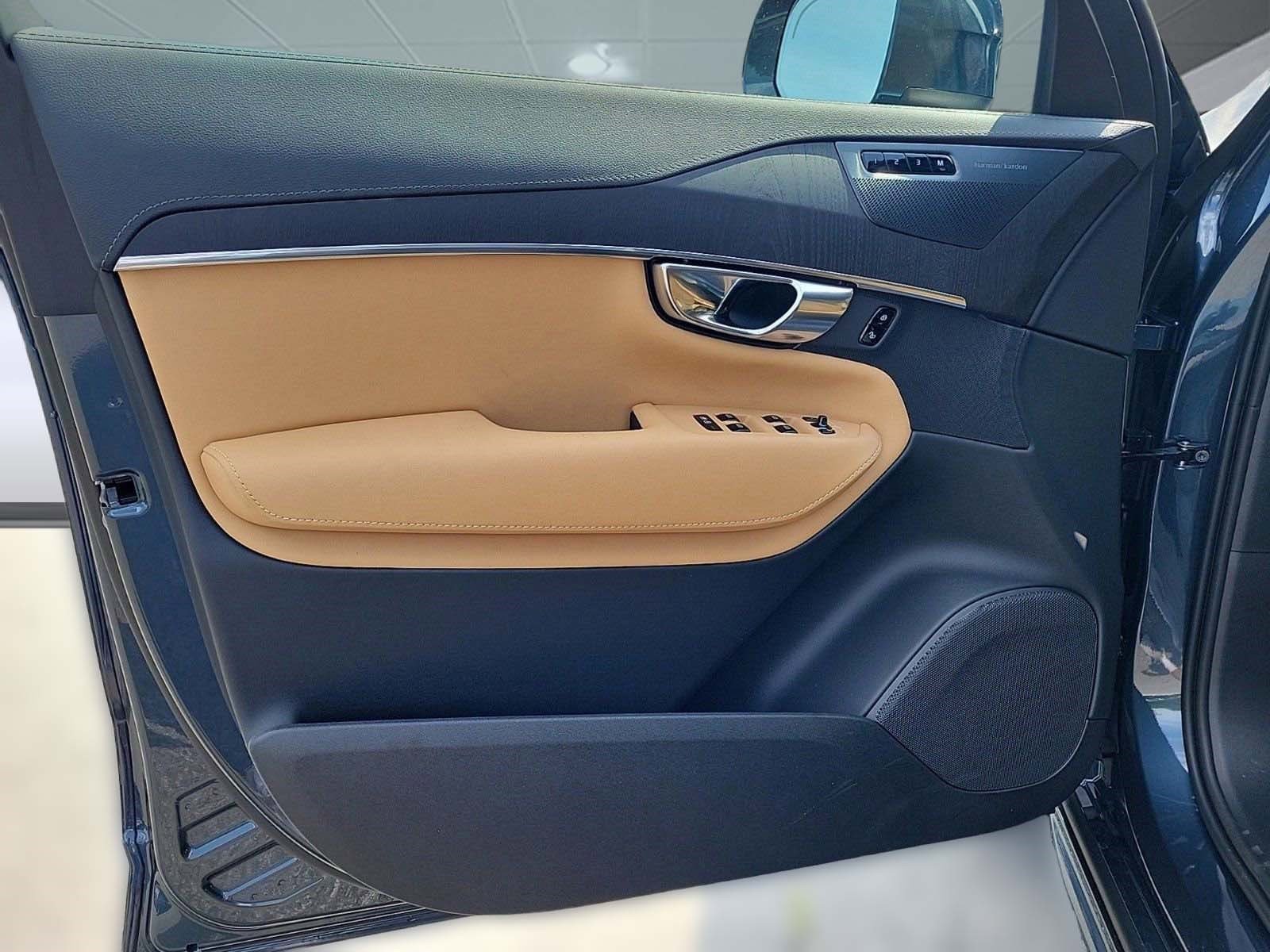 New 2024 Volvo XC90 T8 Ultimate w/ Protection Package Premier image 18