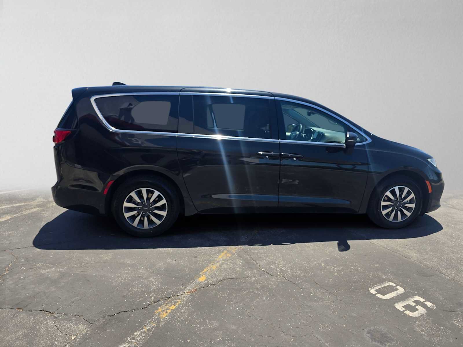 Used 2023 Chrysler Pacifica Touring-L FWD image 2