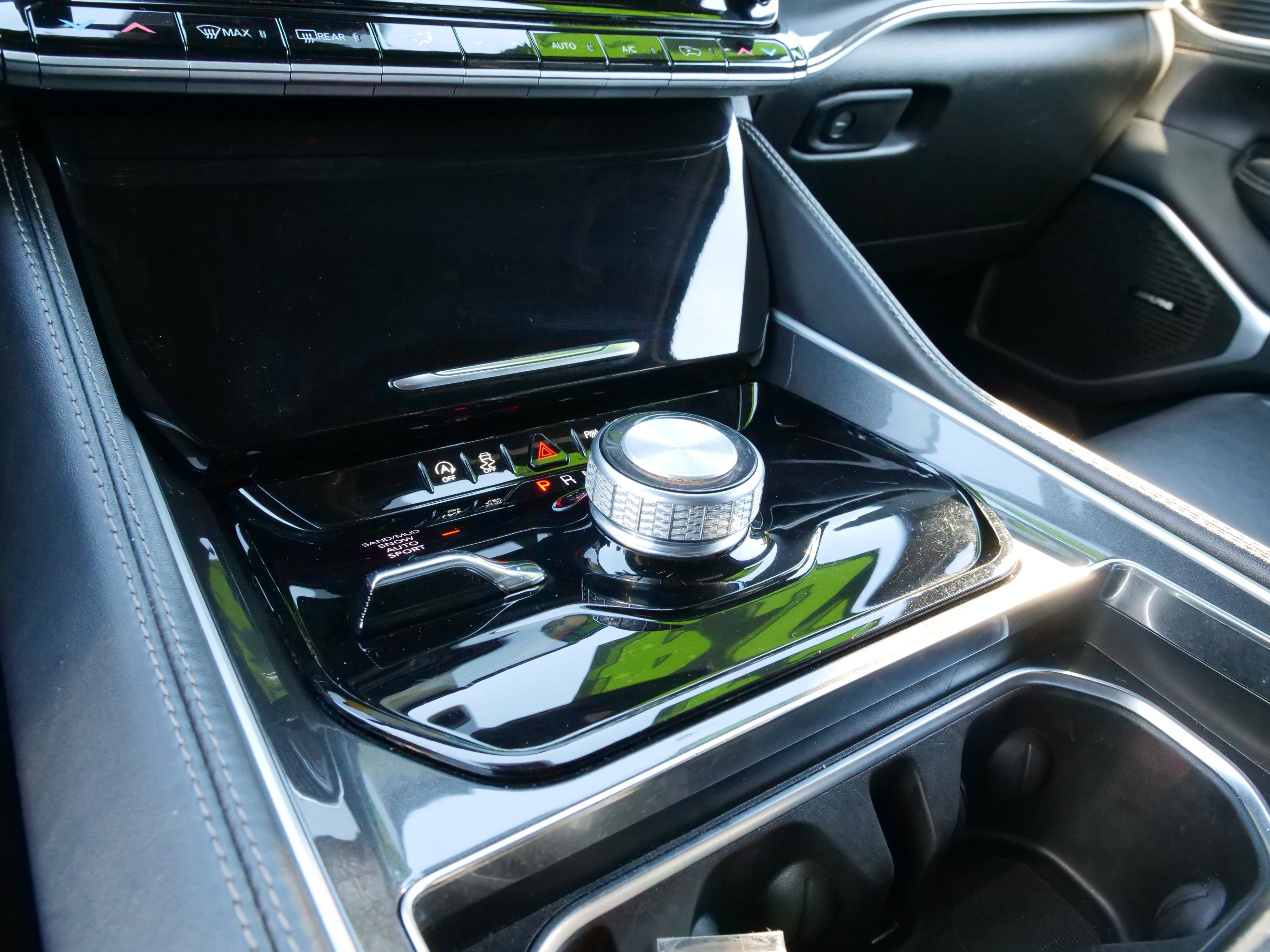 Used 2024 Jeep Wagoneer L Base image 27