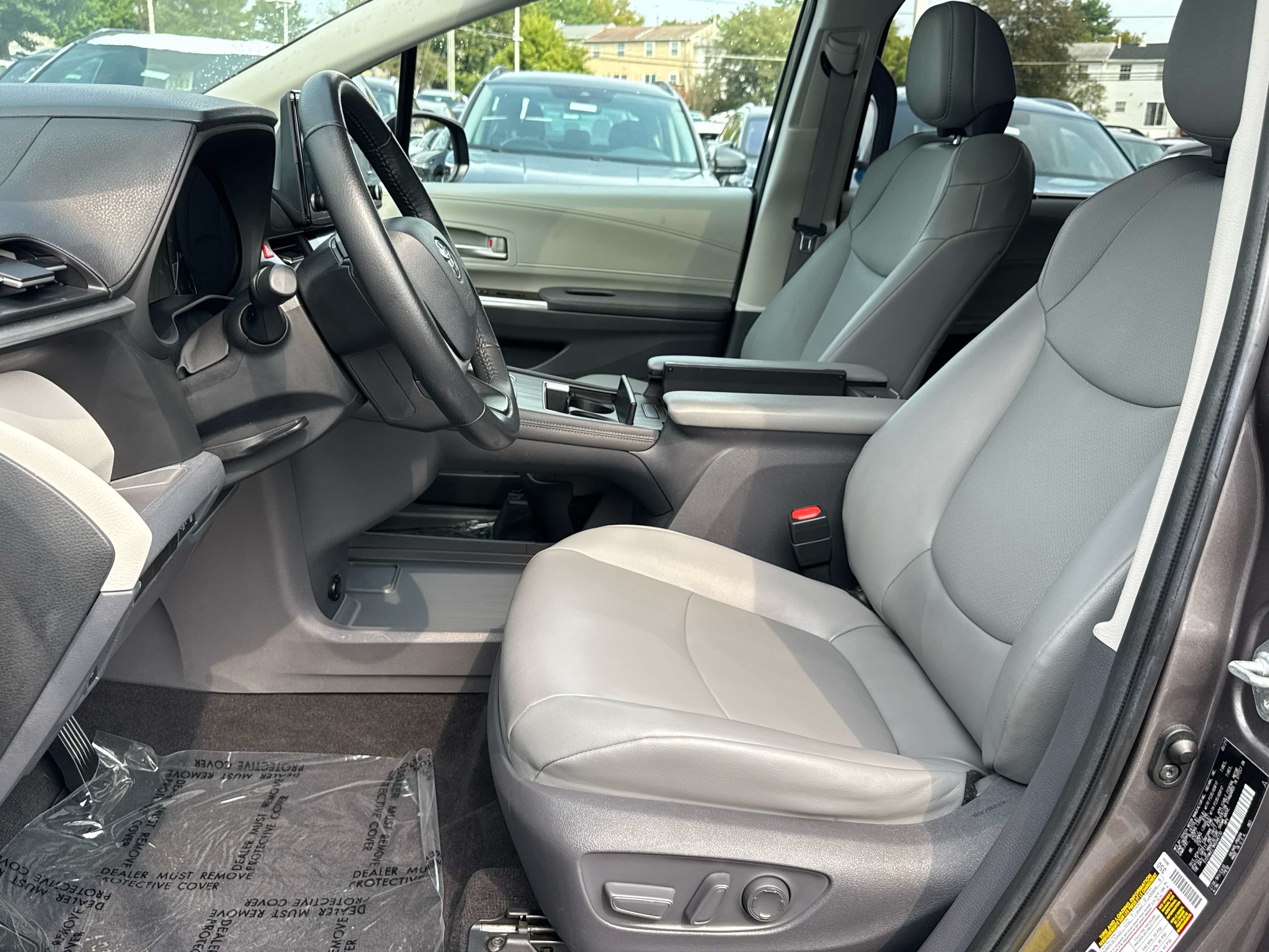 Used 2021 Toyota Sienna XLE FWD image 30