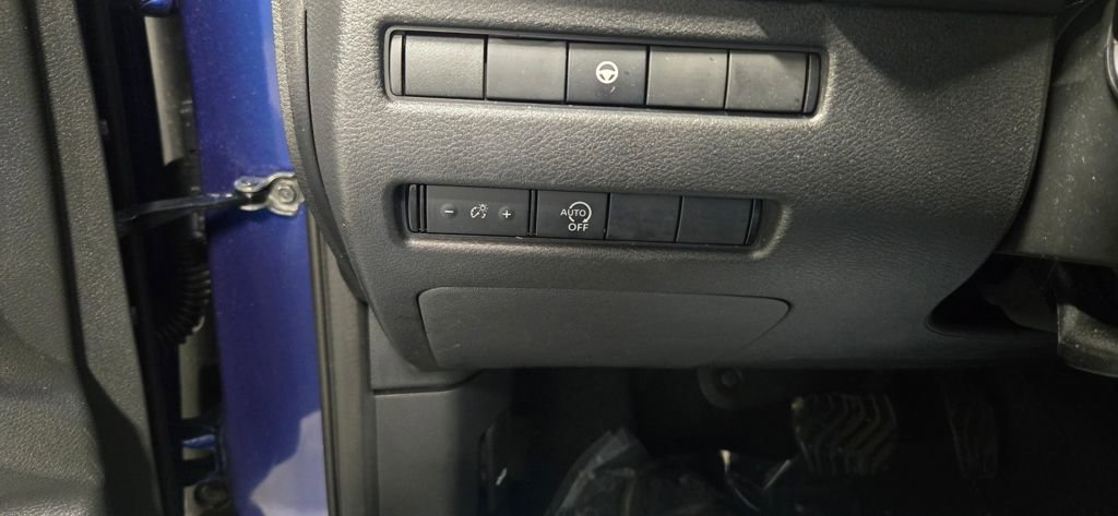 Used 2023 Nissan Rogue SV image 16