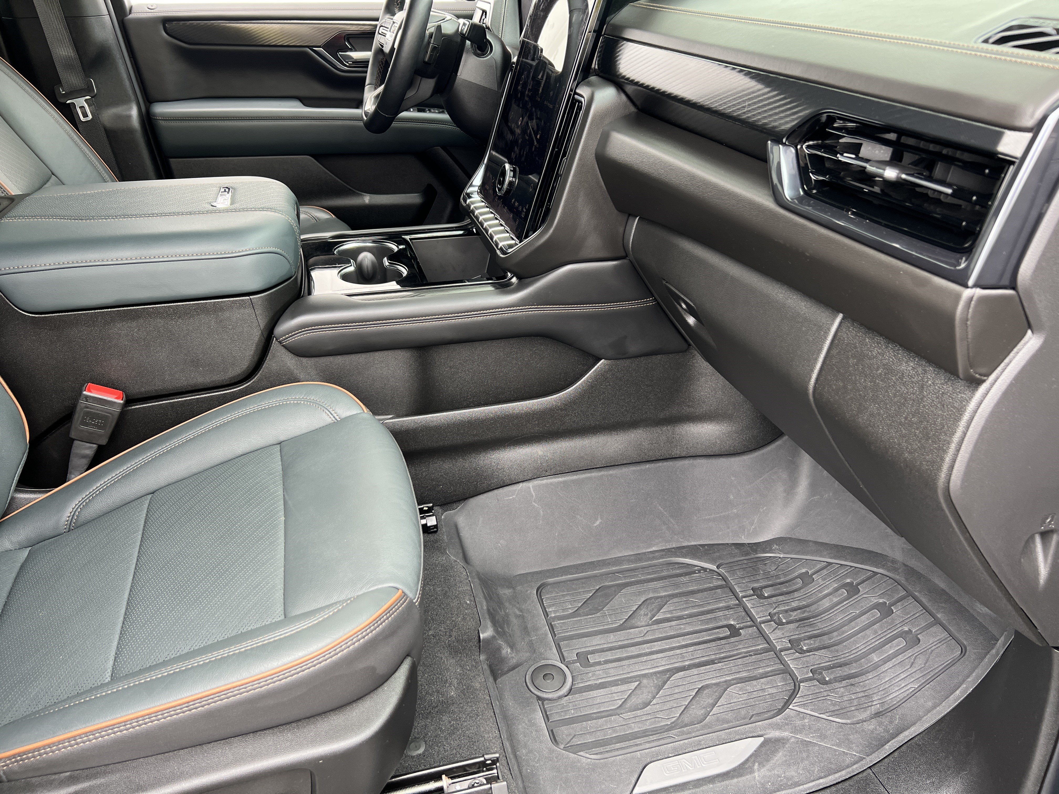 Used 2025 GMC Yukon AT4 w/ AT4 Premium Package AWD/4WD image 28