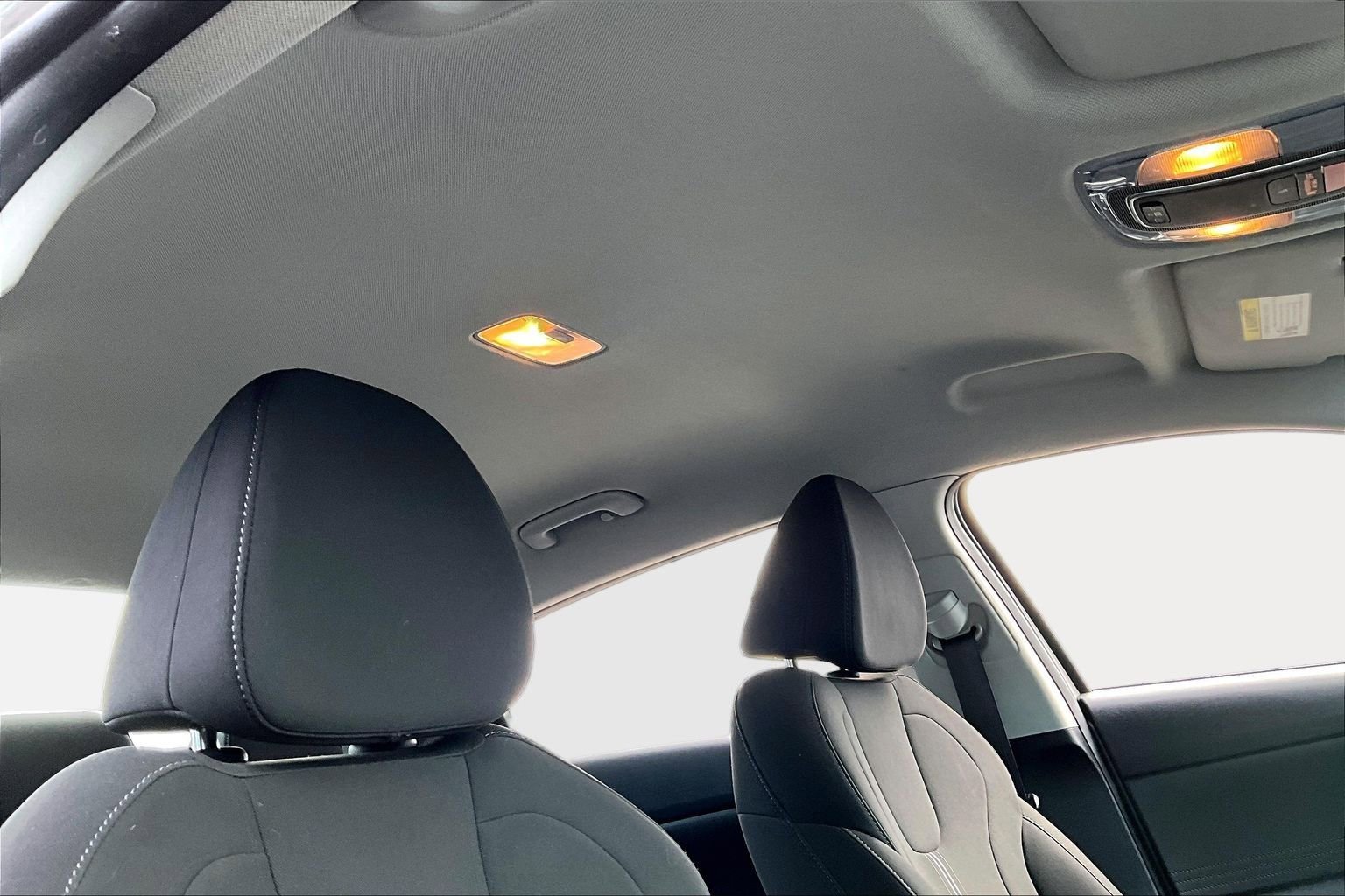 Used 2022 Hyundai Elantra SEL w/ Winter Weather Package image 24