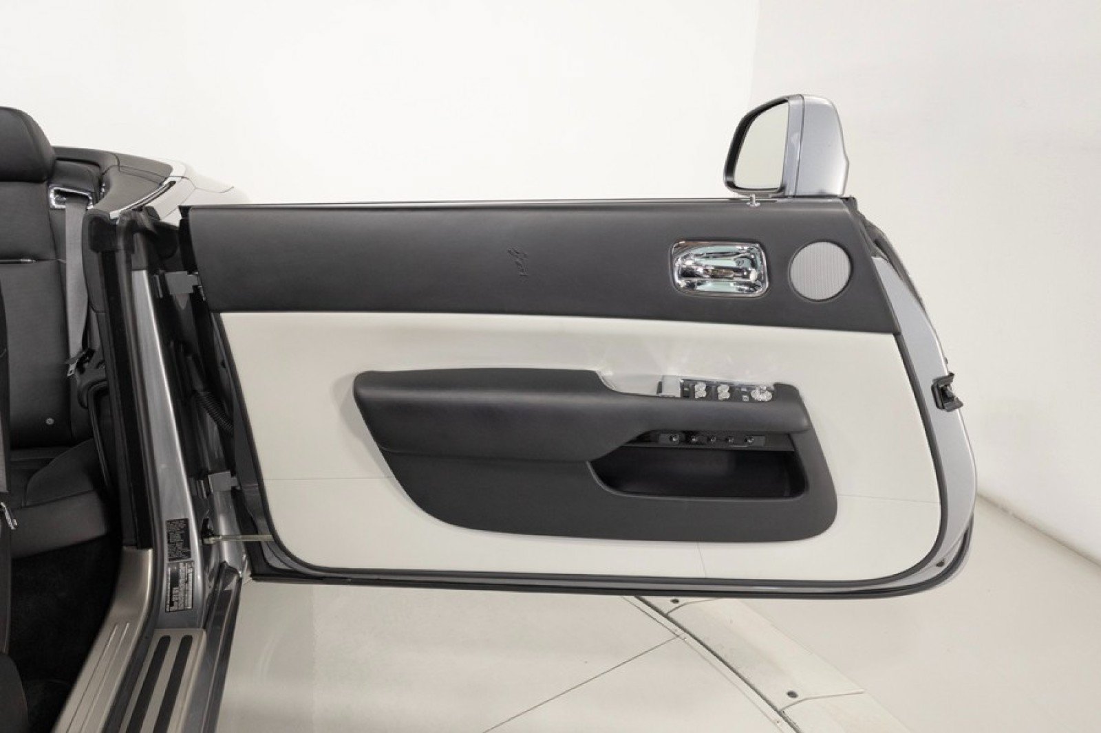 Used 2019 Rolls-Royce Dawn RWD image 38