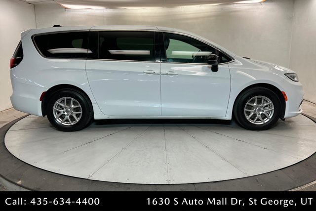 Used 2025 Chrysler Pacifica Select FWD image 6