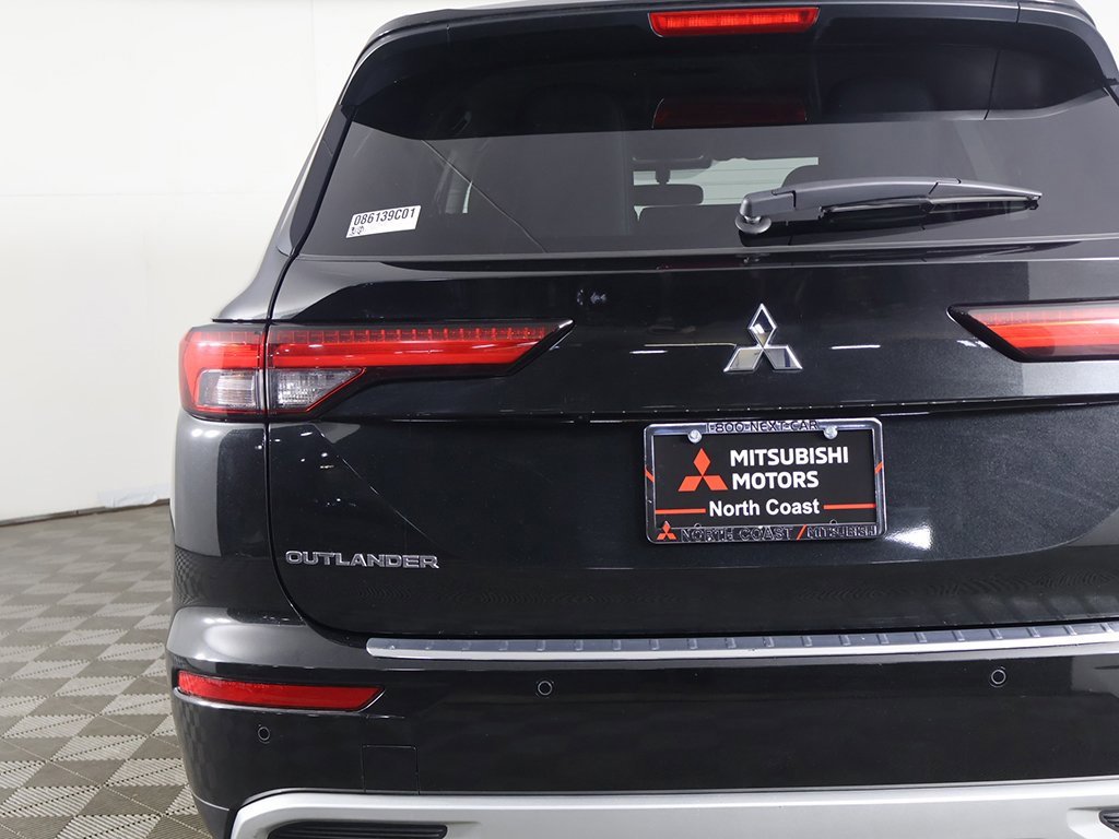 Used 2024 Mitsubishi Outlander SE image 16