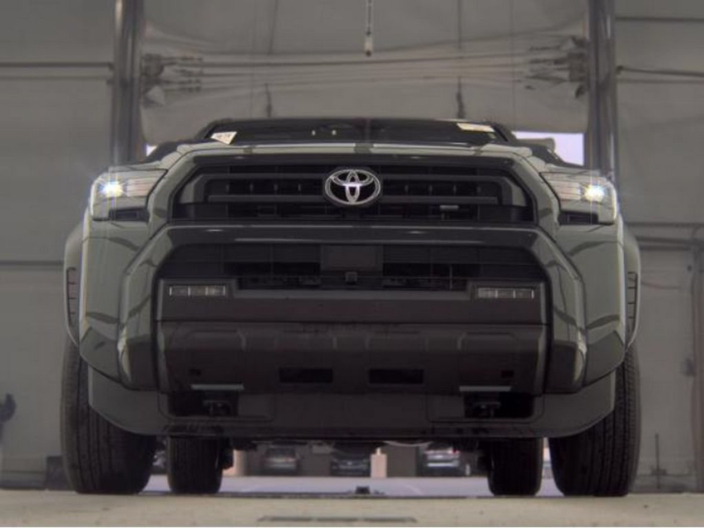 Used 2025 Toyota 4Runner SR5 AWD/4WD image 4