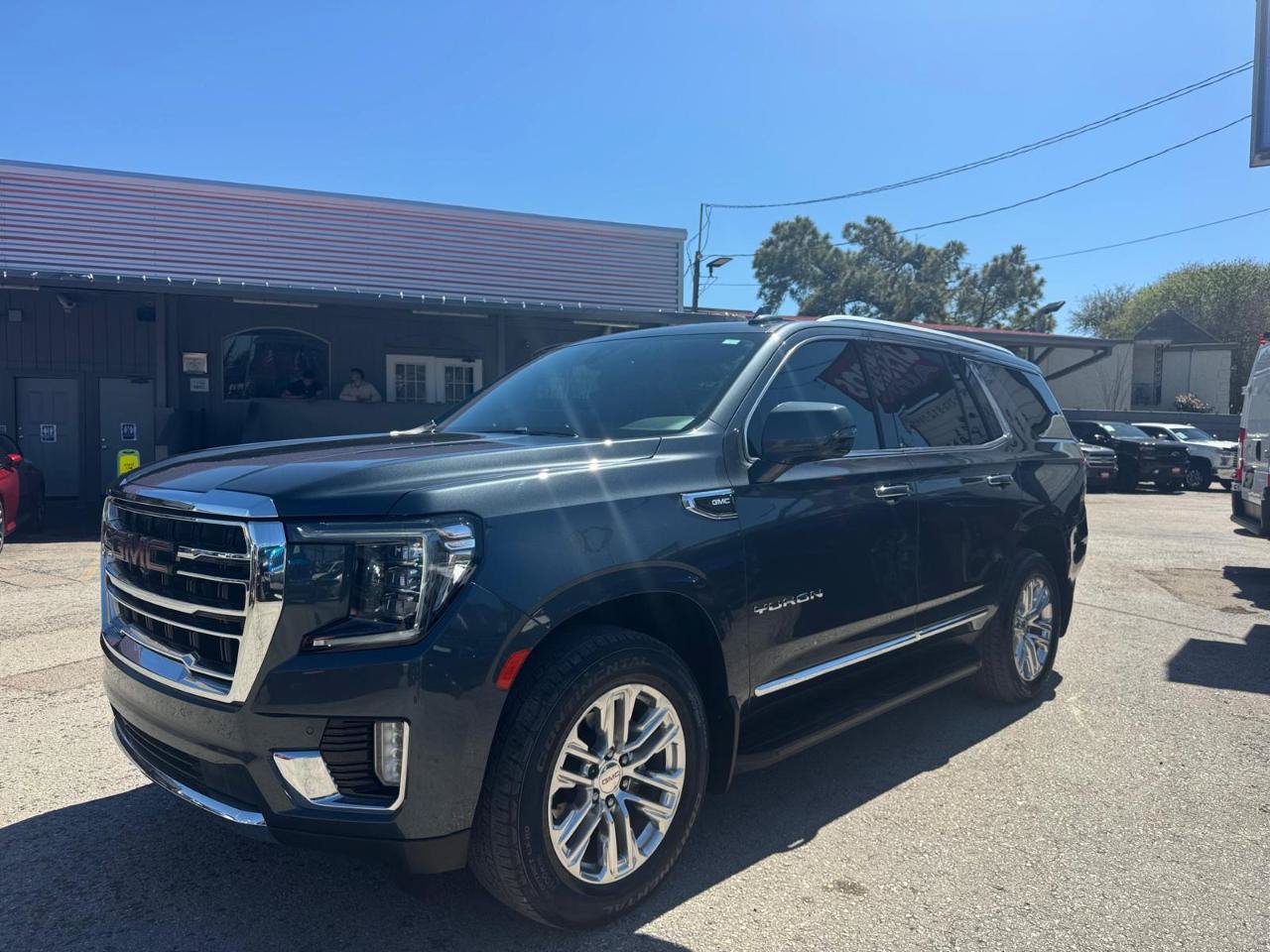 Used 2021 GMC Yukon SLT w/ SLT Premium Package AWD/4WD image 4