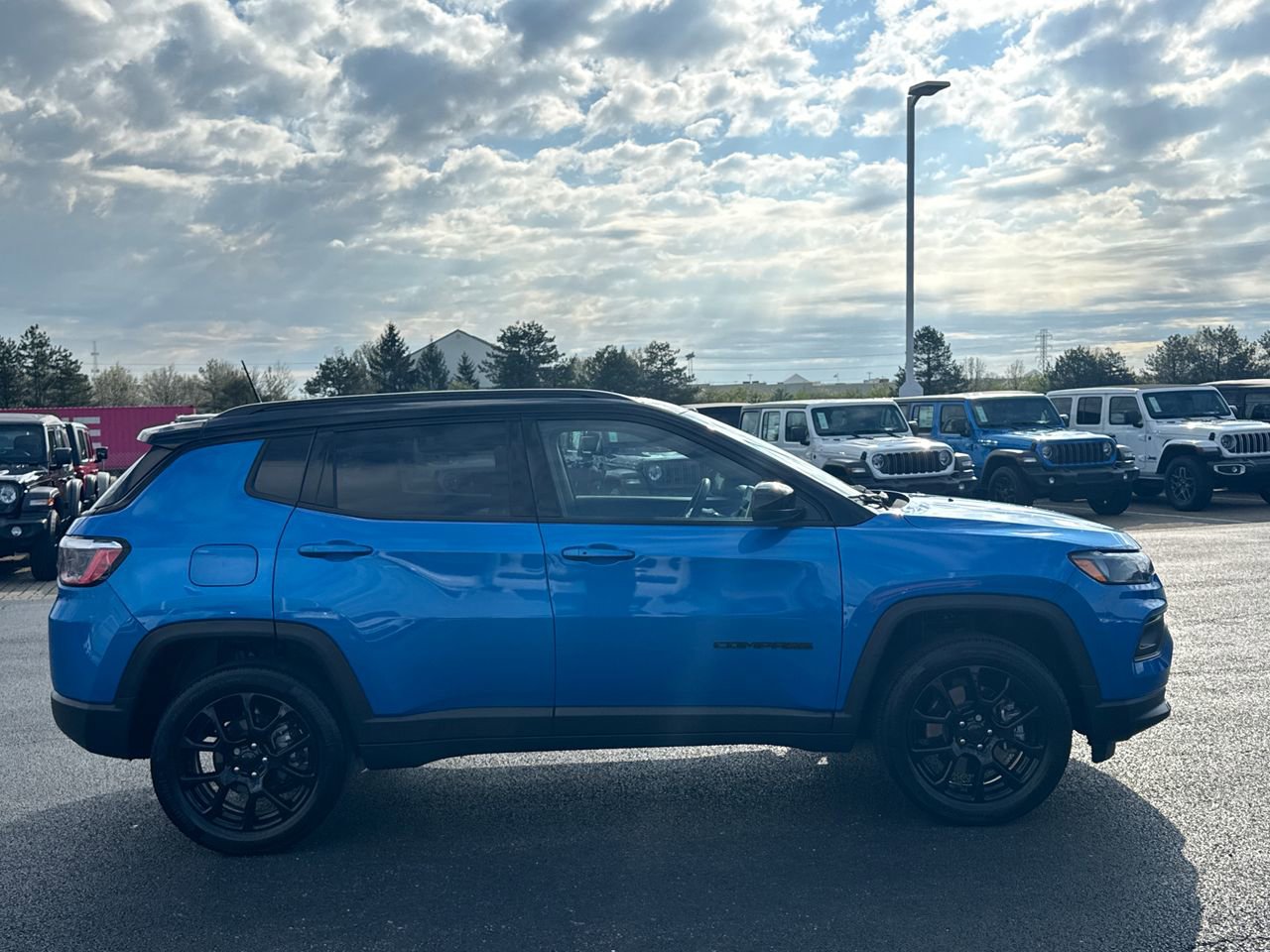 Used 2023 Jeep Compass Latitude w/ Sun and Sound Group AWD/4WD image 2