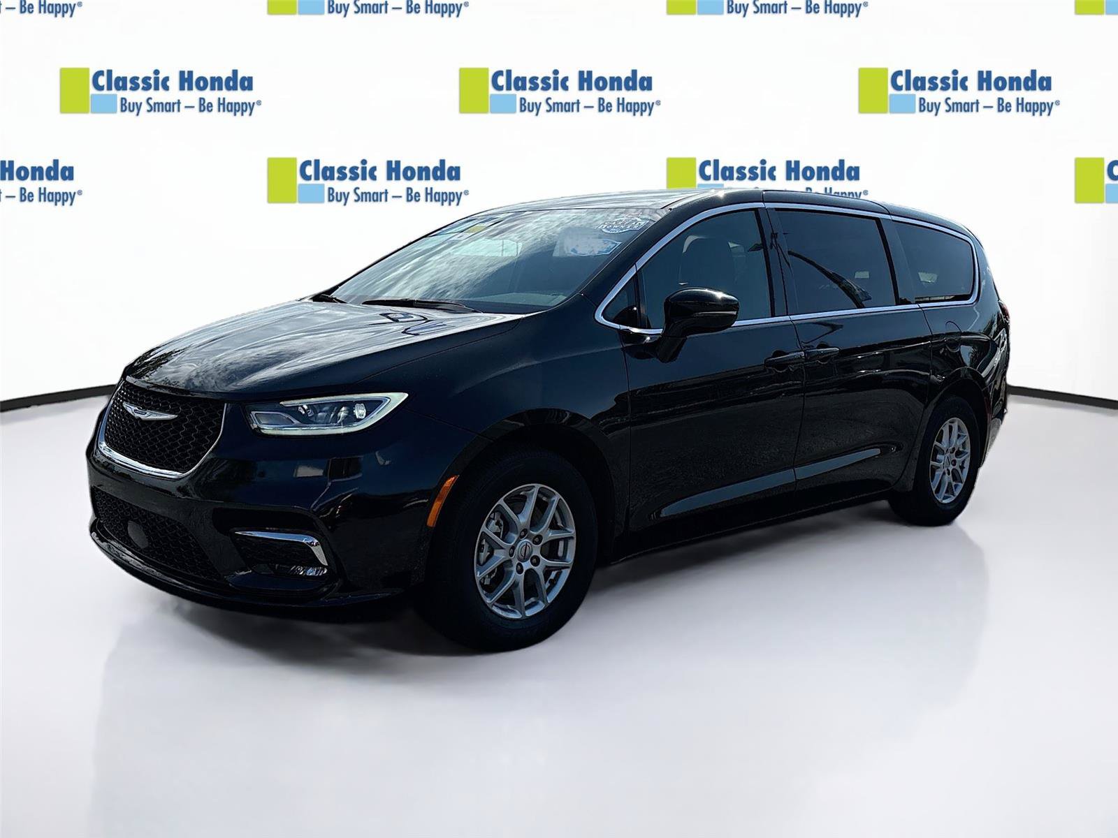 Used 2025 Chrysler Pacifica Select FWD image 3
