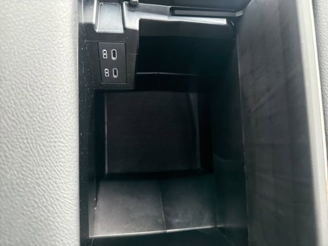 Used 2025 Toyota Sienna Platinum image 27