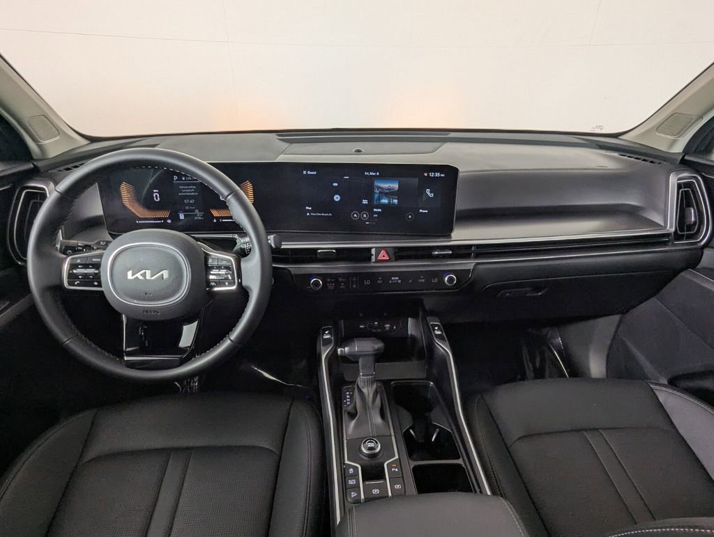 Used 2025 Kia Sorento EX w/ Panoramic Sunroof Package image 16