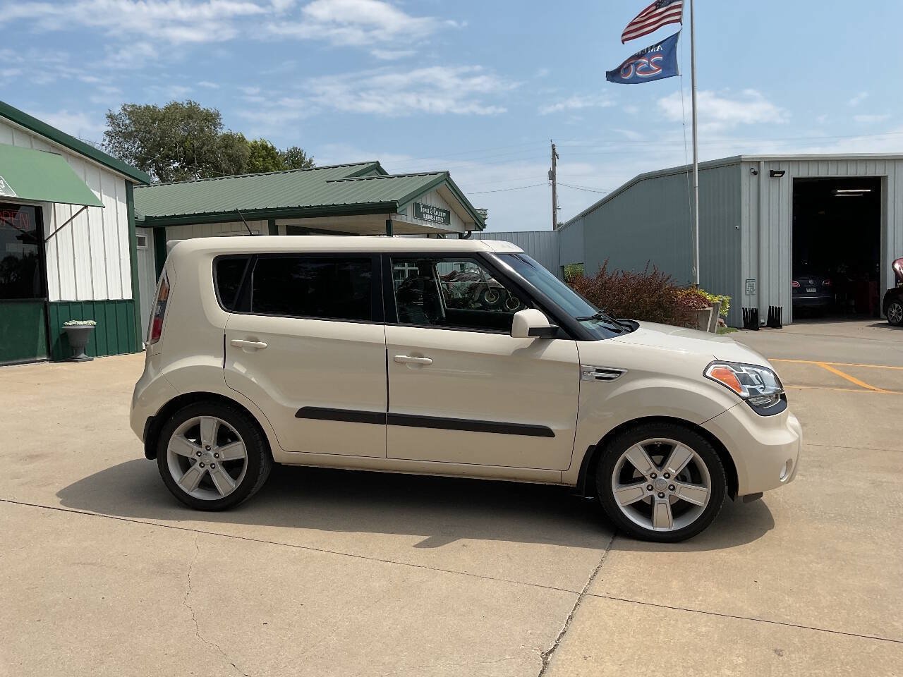 Used 2011 Kia Soul ! FWD image 2