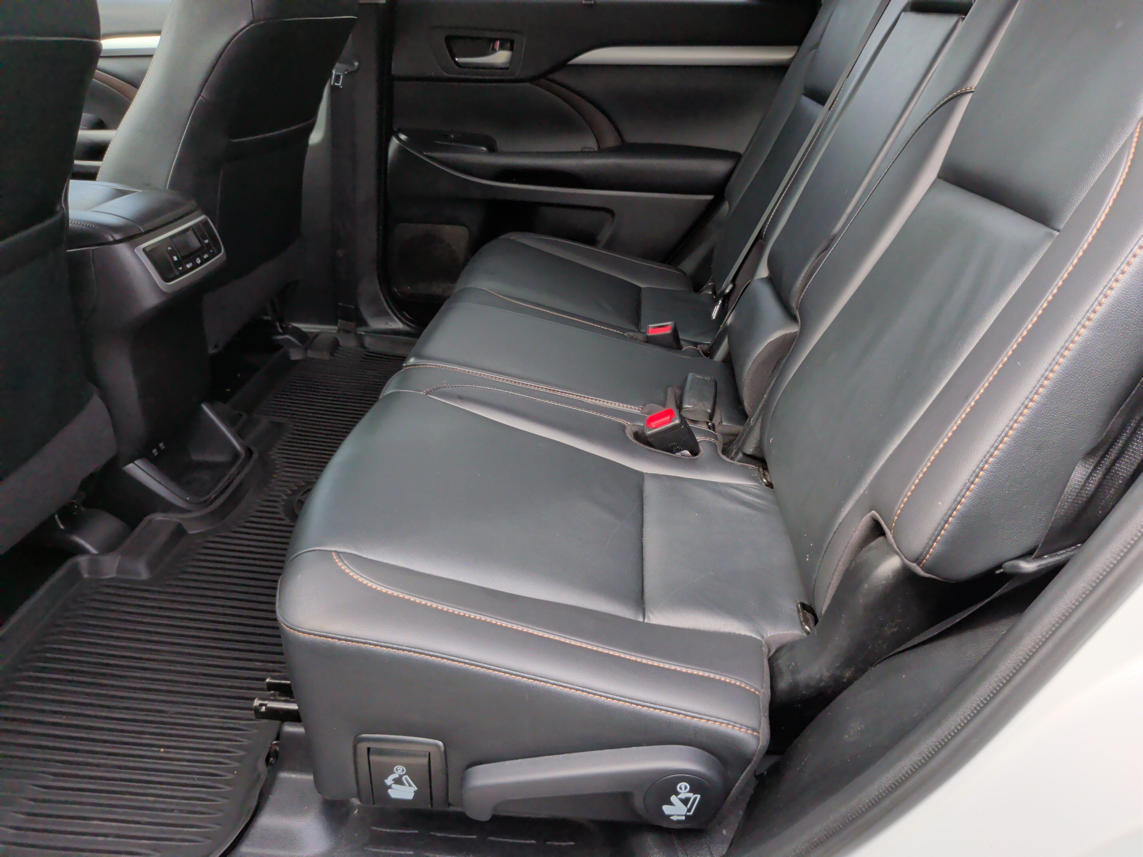 Used 2019 Toyota Highlander XLE AWD/4WD image 39
