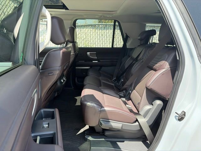 Used 2025 Ford Expedition Max Platinum w/ Platinum Ultimate Package AWD/4WD image 32