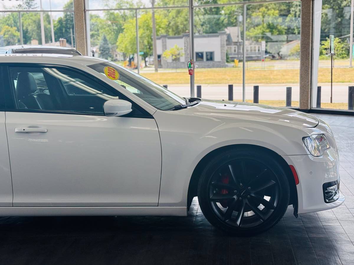 Used 2023 Chrysler 300 C RWD image 5
