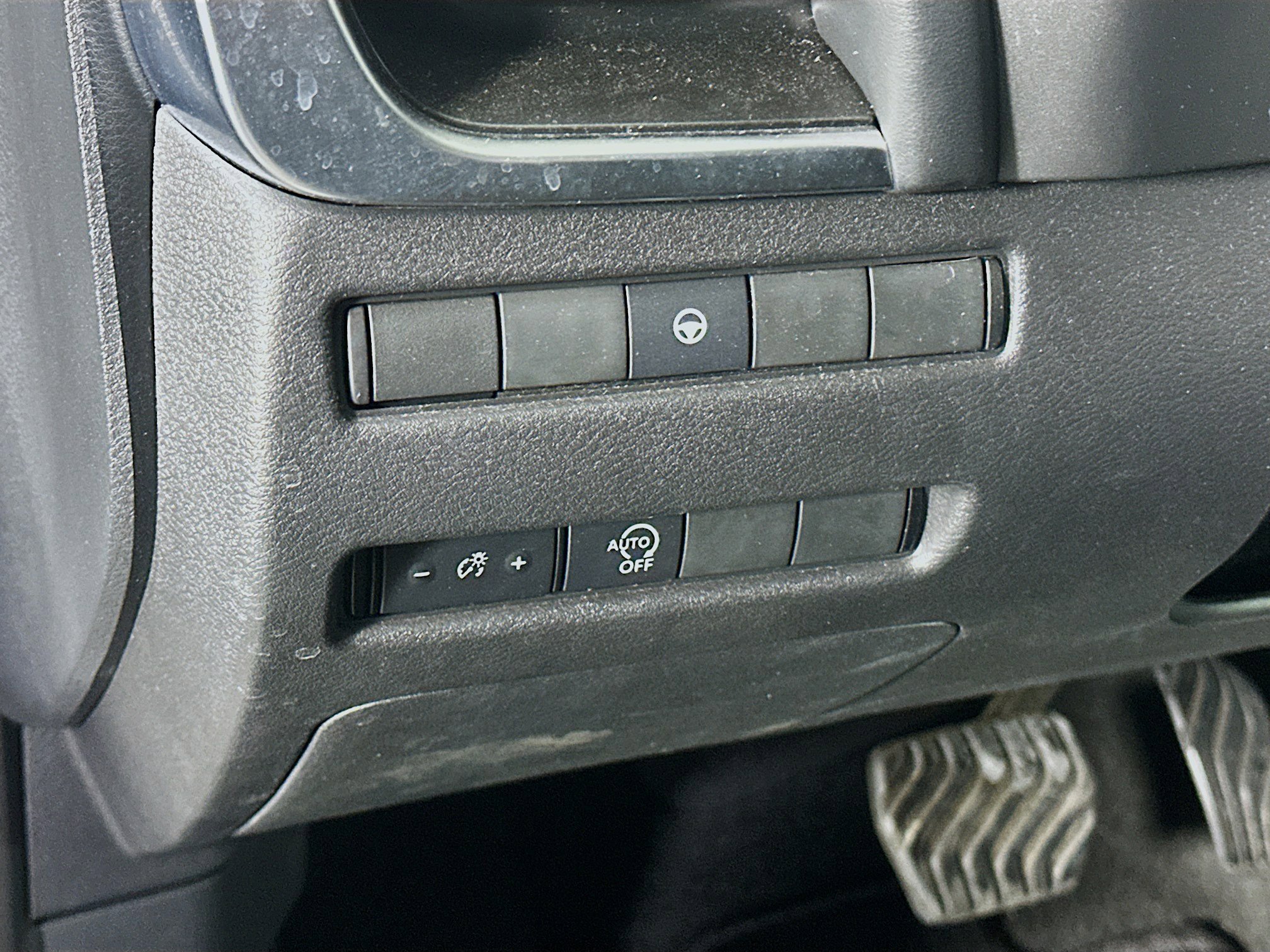 Used 2023 Nissan Rogue SV image 17