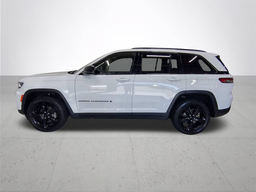 Used 2023 Jeep Grand Cherokee Altitude AWD/4WD image 11