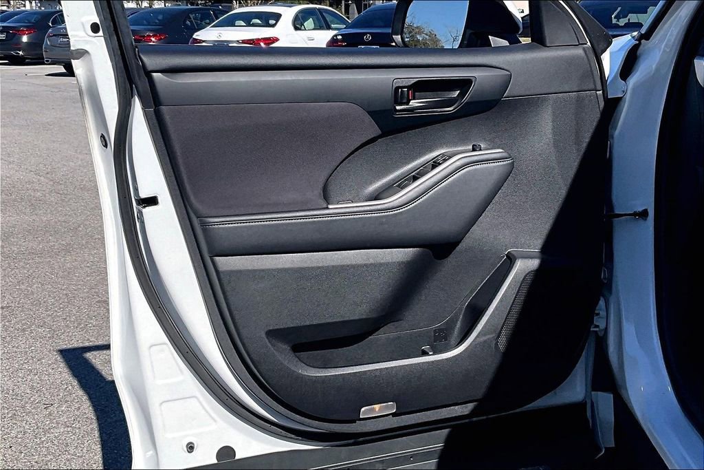 Used 2022 Toyota Highlander LE image 17