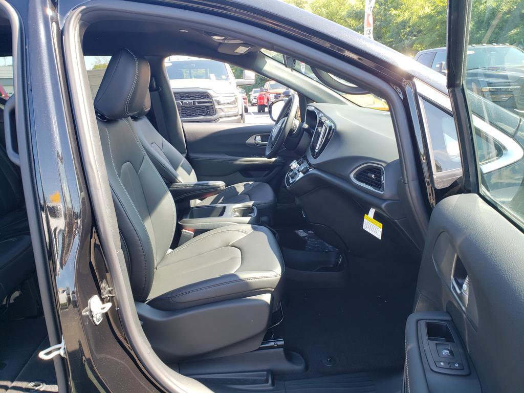 New 2026 Chrysler Voyager LX image 14