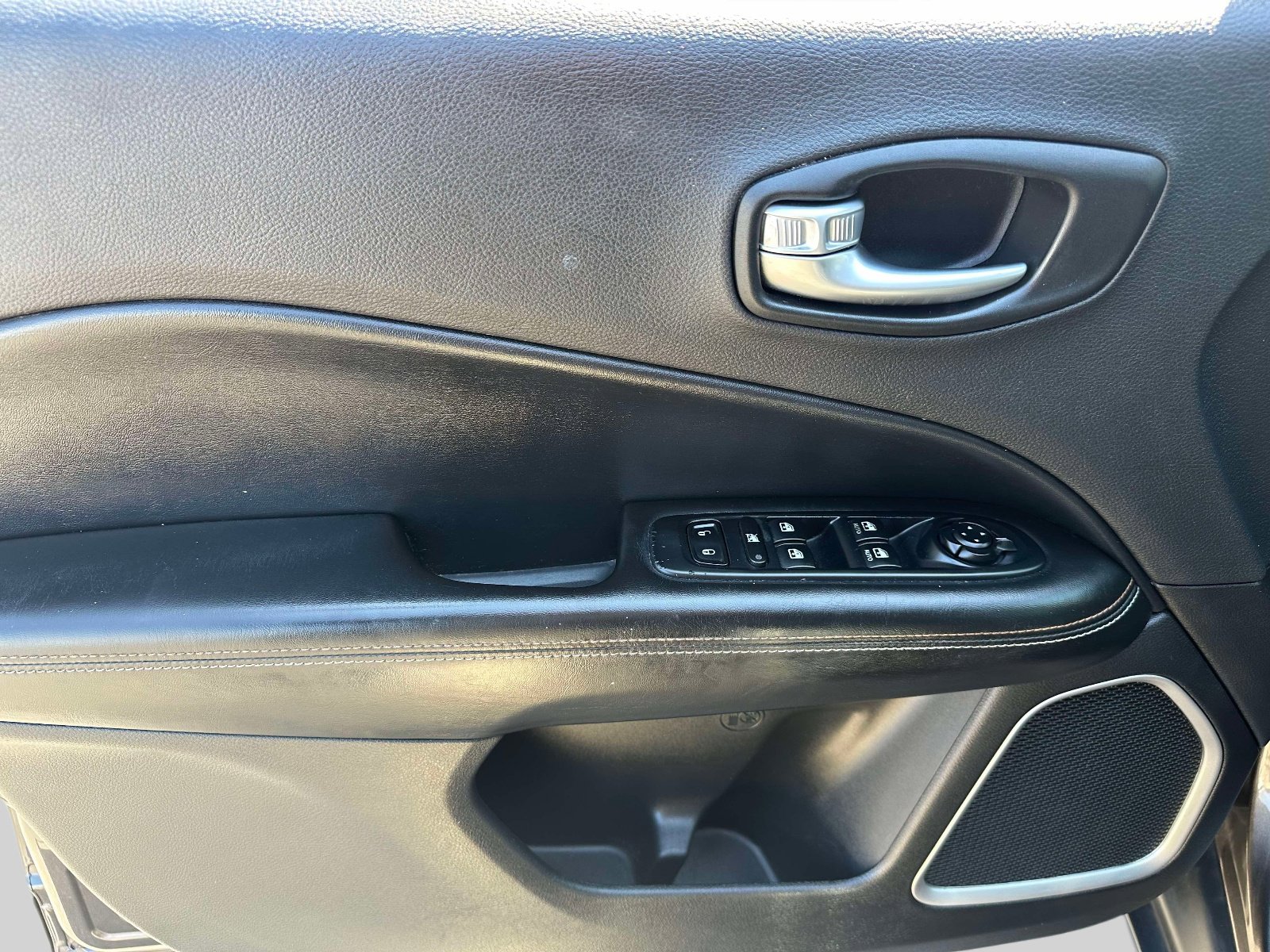 Used 2018 Jeep Compass Latitude w/ Popular Equipment Group image 17