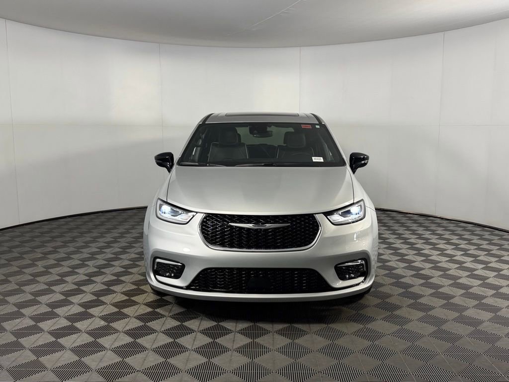 Used 2026 Chrysler Pacifica Limited FWD image 7