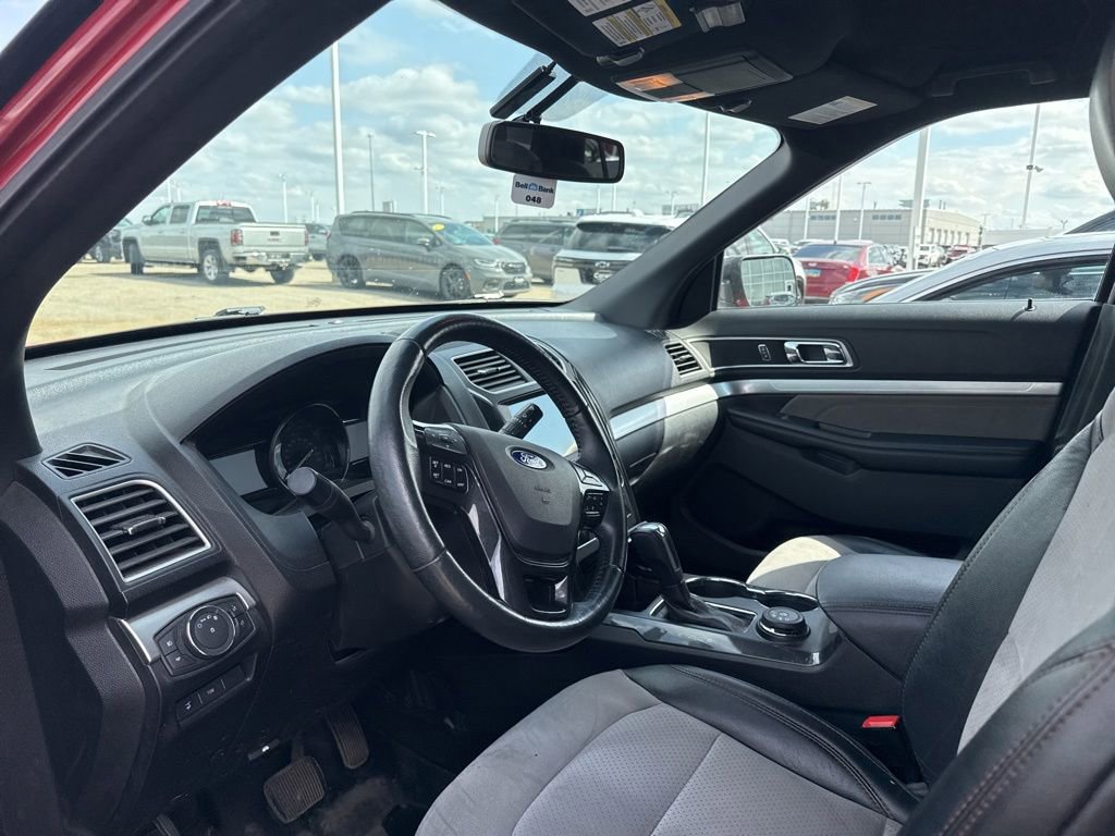 Used 2017 Ford Explorer XLT w/ Equipment Group 202A AWD/4WD image 12