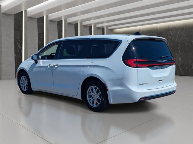 Used 2023 Chrysler Pacifica Touring-L FWD image 4