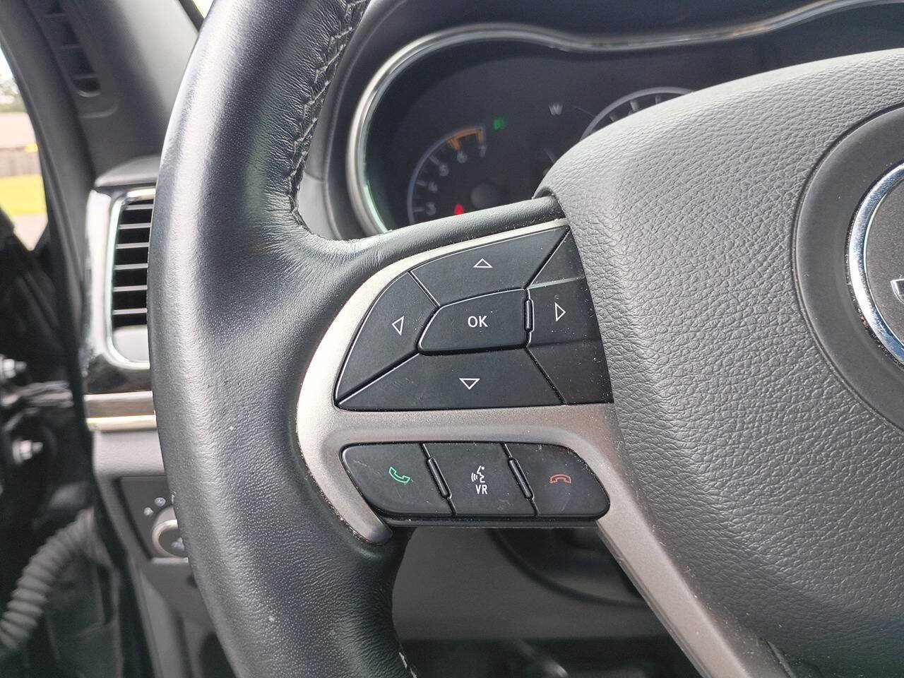 Used 2019 Jeep Grand Cherokee Overland AWD/4WD image 15
