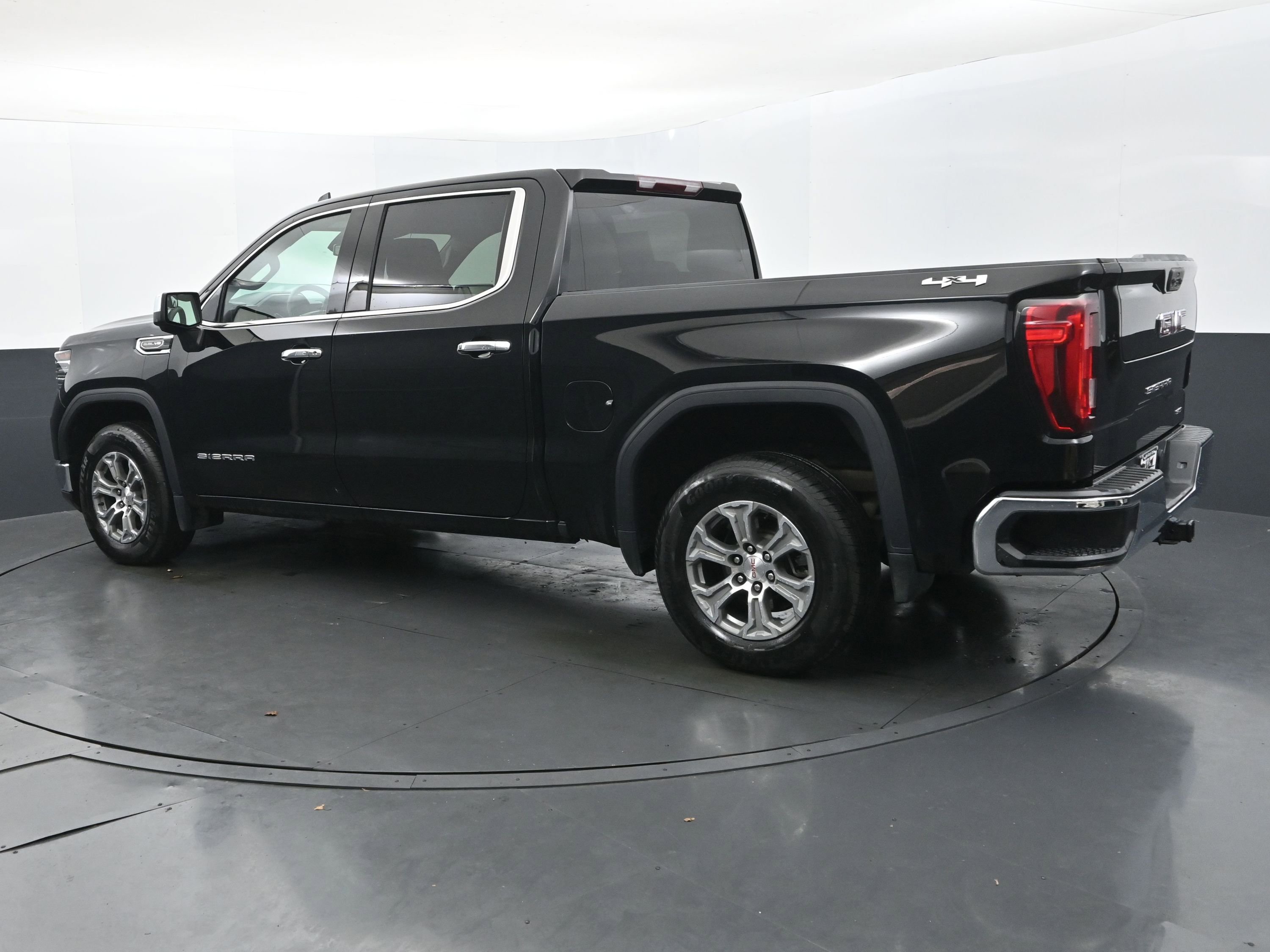 Used 2025 GMC Sierra 1500 SLT image 4