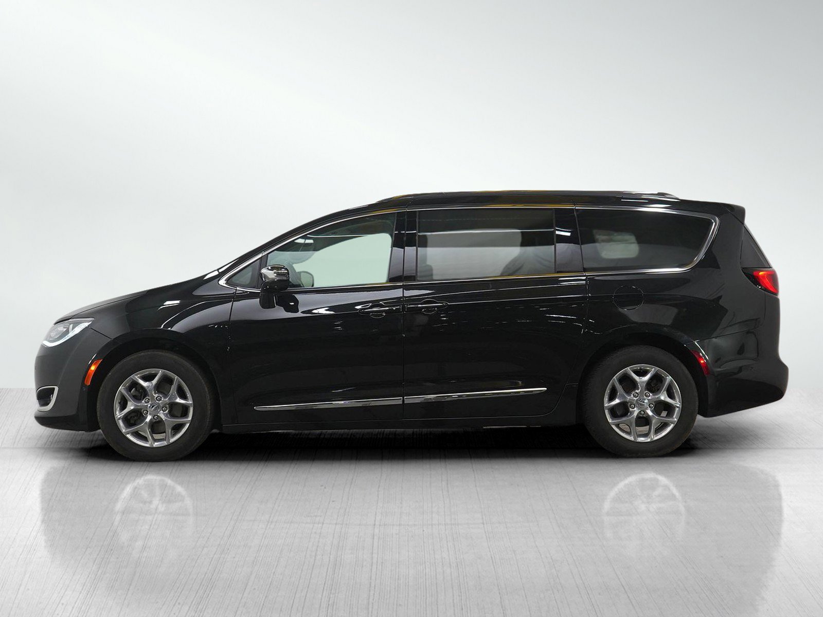 Used 2019 Chrysler Pacifica Limited image 2
